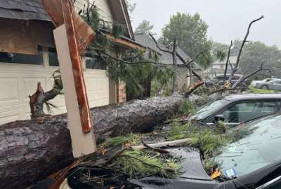 En Texas hay m&aacute;s de 100 muertos y decenas de desaparecidos. Un video muestra c&oacute;mo una vivienda, con un gato dentro, flot&oacute; por el r&iacute;o Guadalupe y choc&oacute; contra un puente durante las inundaciones.