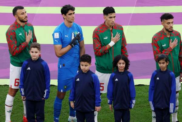 Bono (segundo, izq.) particip&oacute; en la ceremonia del himno con Marruecos.