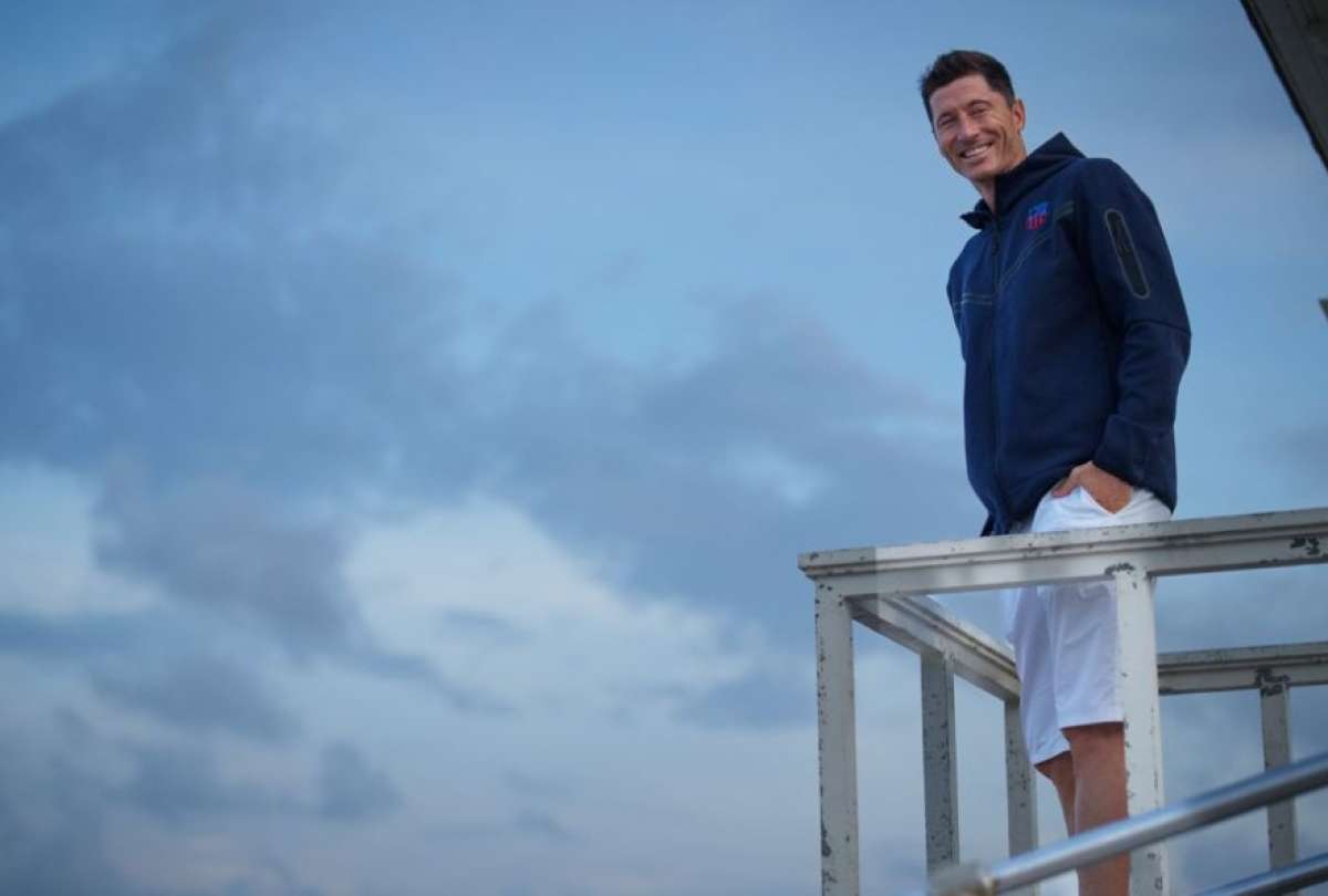 El delantero polaco Robert Lewandowski firm&oacute; un contrato por tres temporadas con el cuadro catal&aacute;n