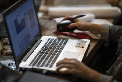 Ingresa al portal de Senescyt para conocer m&aacute;s sobre cursos de ingl&eacute;s en l&iacute;nea. 