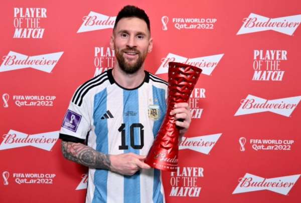 Lionel Messi tambi&eacute;n gan&oacute; el premio al mejor jugador del duelo contra Croacia. 