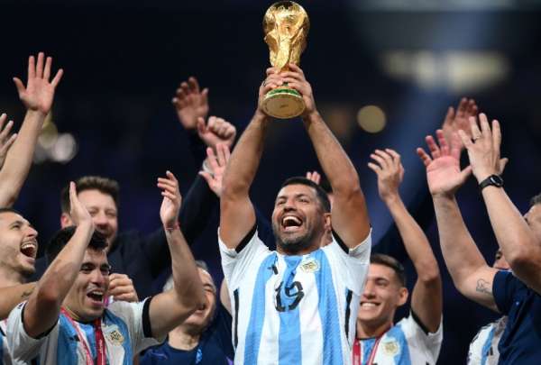 Sergio Ag&uuml;ero levant&oacute; la Copa Mundial con el resto de seleccionados de Argentina.
