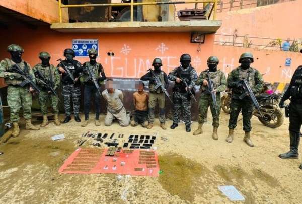 En un operativo en Camilo Ponce Enr&iacute;quez, militares y polic&iacute;as se enfrentaron con supuestos miembros  de Los Lobos que proteg&iacute;an territorios con miner&iacute;a ilegal. 
