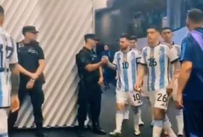 Polic&iacute;as argentinos felices por saludar a Lionel Messi y al Dibu Mart&iacute;nez