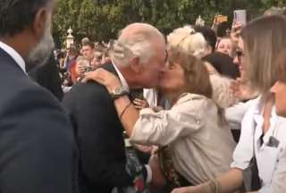 Mujer rompi&oacute; el protocolo del palacio de Buckingham para besar al rey Carlos III