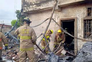 Voraz incendio consumi&oacute; una bodega y cobr&oacute; la vida de una persona