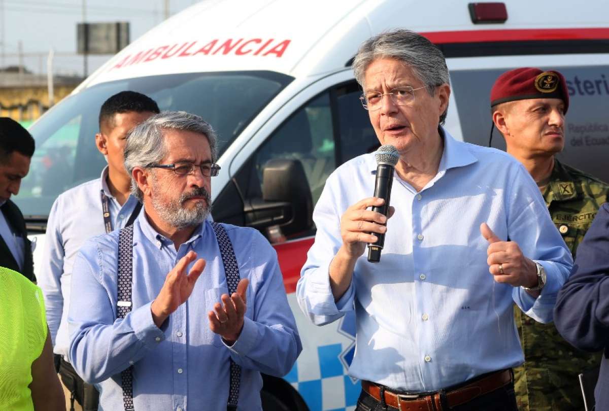 El presidente Guillermo Lasso (der.) inspeccion&oacute; el avance de la obra en Machala junto a Jos&eacute; Ruales, ministro de Salud.
