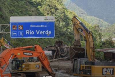 Maquinaria pesada se registra en la v&iacute;a Ba&ntilde;os-Puyo que fue afectada por las fuertes lluvias. 