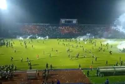 Partido de f&uacute;tbol en Indonesia termina en horror con decenas de muertos