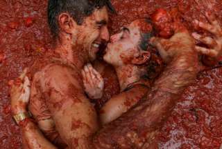 En Espa&ntilde;a celebran la famosa 'tomatina' con un ba&ntilde;o de tomate