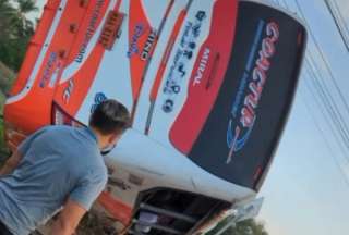 Accidente de bus interprovincial en Manab&iacute; deja un fallecido y cuatro heridos