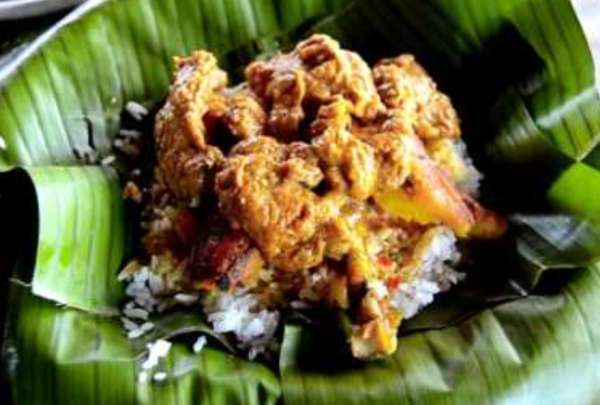 Las esposas de los obreros preparaban la deliciosa Tonga, en Manab&iacute;. 
