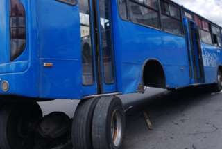 Bus urbano perdi&oacute; el eje posterior y qued&oacute; a mitad de la v&iacute;a