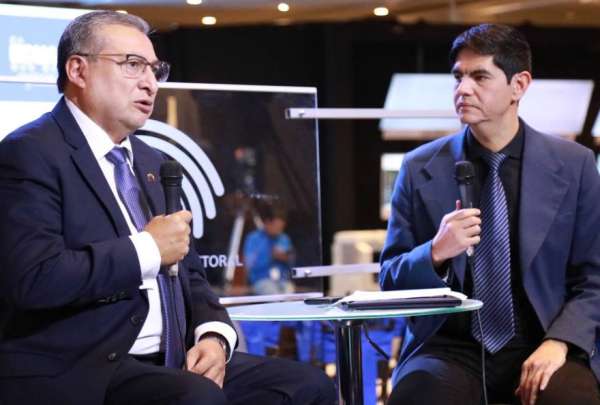 El vocal dle CNE, Jos&eacute; Cabrera (izq) habl&oacute; del procesamiento de datos. 