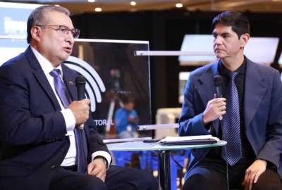El vocal dle CNE, Jos&eacute; Cabrera (izq) habl&oacute; del procesamiento de datos. 