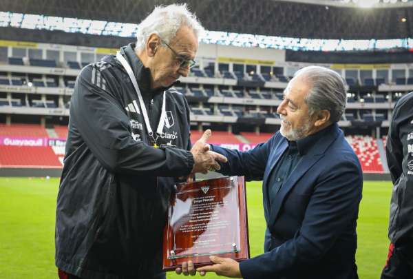 Jorge Fossati (izq.) recibe una placa de parte de Isaac &Aacute;lvarez, presidente de Liga de Quito
