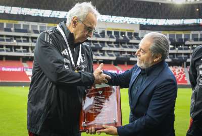 Jorge Fossati (izq.) recibe una placa de parte de Isaac &Aacute;lvarez, presidente de Liga de Quito