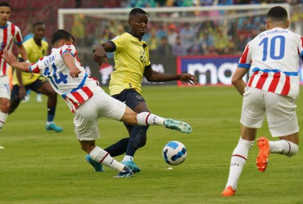 Mois&eacute;s Caicedo (centro) durante la disputa del partido entre Ecuador y Paraguay