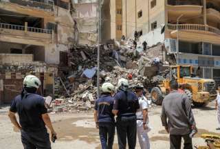 Al menos cuatro heridos tras el derrumbe de un edificio de 13 pisos en Alejandr&iacute;a