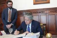 El presidente Guillermo Lasso (der.) junto a Roberto Andrade, en la fIrma del decreto ejecutivo 636.