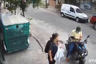 Ladr&oacute;n roba el celular de una mujer y le pide la clave de desbloqueo