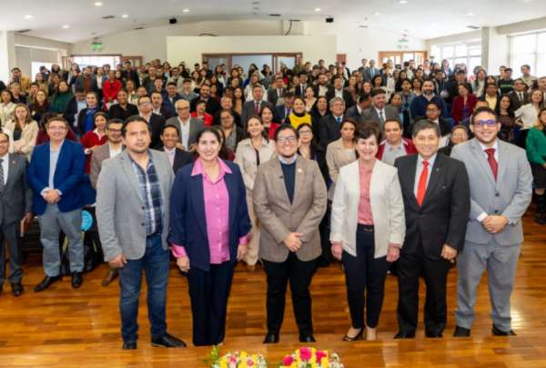 El ministro de Educaci&oacute;n, Daniel Calder&oacute;n, lider&oacute; el evento en el que participaron 200 rectores, decanos y estudiantes de universidades.