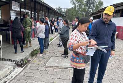 En el colegio Juan de Salinas, en Sangolqu&iacute;, las personas acudieron a votar desde primeras horas de este 20 de agosto del 2023.