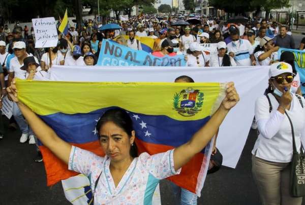En 13 ciudades de Venezuela, trabajadores protestan con el objetivo de que las autoridades mejoren sus salarios.