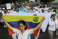 En 13 ciudades de Venezuela, trabajadores protestan con el objetivo de que las autoridades mejoren sus salarios.