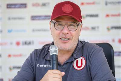 &Aacute;lvaro Guti&eacute;rrez, DT de Universitario, durante una conferencia de prensa