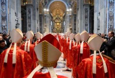 Seguidores de la Iglesia Cat&oacute;lica esperan en la Plaza de San Pedro para conocer al nuevo Papa. 