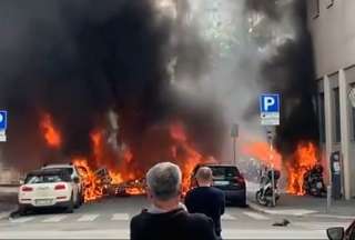Una explosi&oacute;n consumi&oacute; una decena de autos en Mil&aacute;n