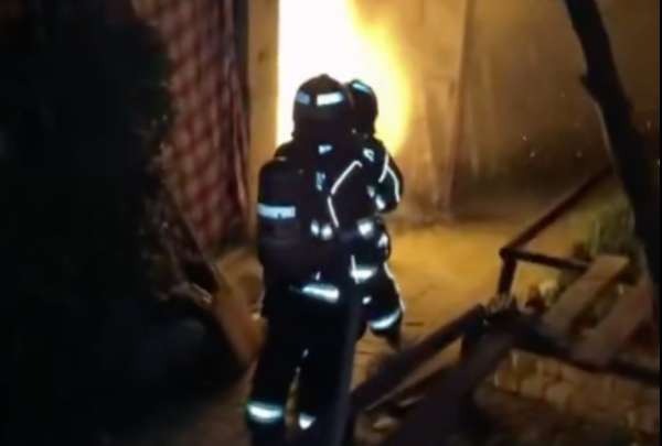 El Cuerpo de Bomberos de Quito inform&oacute; sobre un incendio estructural en Mastodontes, al norte de la capital.