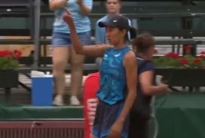 Tenis: Zhang Shuai se retir&oacute; de su partido luego de que su oponente borrara una marca de la pelota