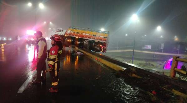 Un cami&oacute;n &rdquo;qued&oacute; colgado&rdquo; sobre el puente de la Av. Sim&oacute;n Bol&iacute;var al norte de Quito