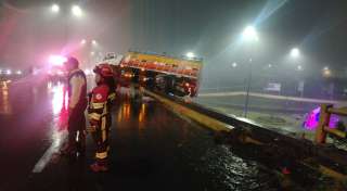 Un cami&oacute;n &rdquo;qued&oacute; colgado&rdquo; sobre el puente de la Av. Sim&oacute;n Bol&iacute;var al norte de Quito