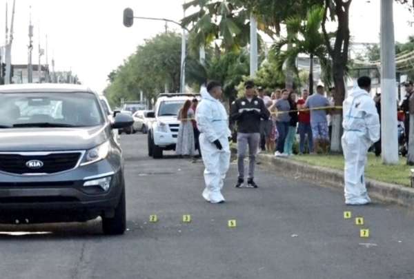 La Polic&iacute;a Nacional recolecta evidencia, tras el crimen contra la funcionaria Claudia Mart&iacute;nez.