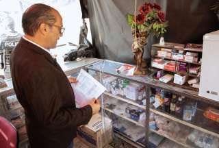 Autoridades decomisaron 1.320 medicamentos irregulares en carpas improvisadas fuera de hospital en Guayaquil