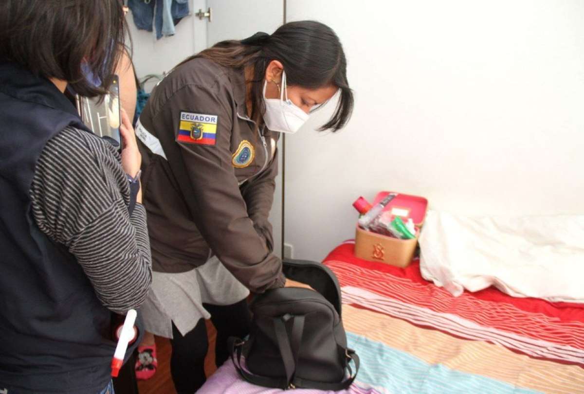 Instante en el que la Polic&iacute;a intervino el local del festejo.