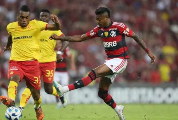 Luis Cang&aacute; (izquierda) se va de Aucas