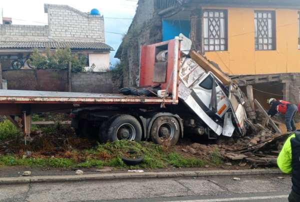 Un tr&aacute;iler se choc&oacute; contra una vivienda en la v&iacute;a Al&oacute;ag-Santo Domingo, en el kil&oacute;metro 2.