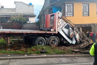 Un tr&aacute;iler se choc&oacute; contra una vivienda en la v&iacute;a Al&oacute;ag-Santo Domingo, en el kil&oacute;metro 2.