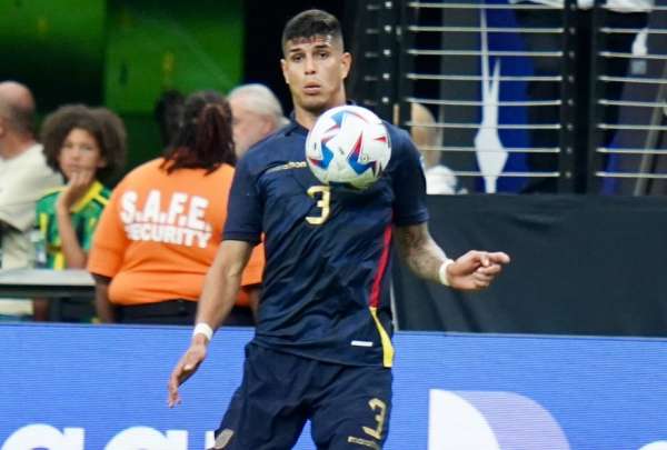 Piero Hincapi&eacute; defendi&oacute; a Enner Valencia