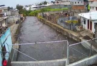 Quito: Fuertes lluvias incrementan el caudal del r&iacute;o Mach&aacute;ngara
