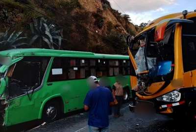 Un accidente de tr&aacute;nsito se registr&oacute; entre dos buses en la v&iacute;a a El Quinche