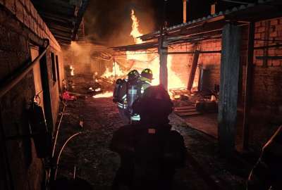 El Cuerpo de Bomberos de Cuenca control&oacute; un incendio en una f&aacute;brica ubicada en el sur de la ciudad. 