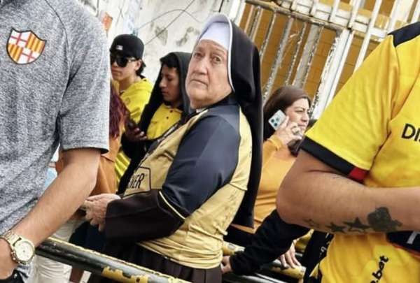 La hermana franciscana acudi&oacute; al estadio Atahualpa
