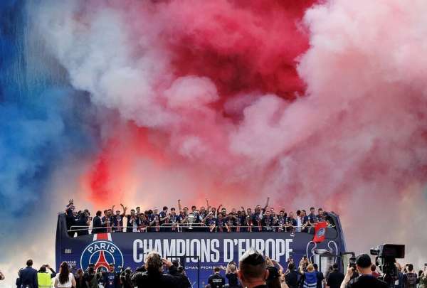 Miles de personas rindieron homenaje al cuerpo t&eacute;cnico y jugadores del PSG, tras conquistar la Champions League