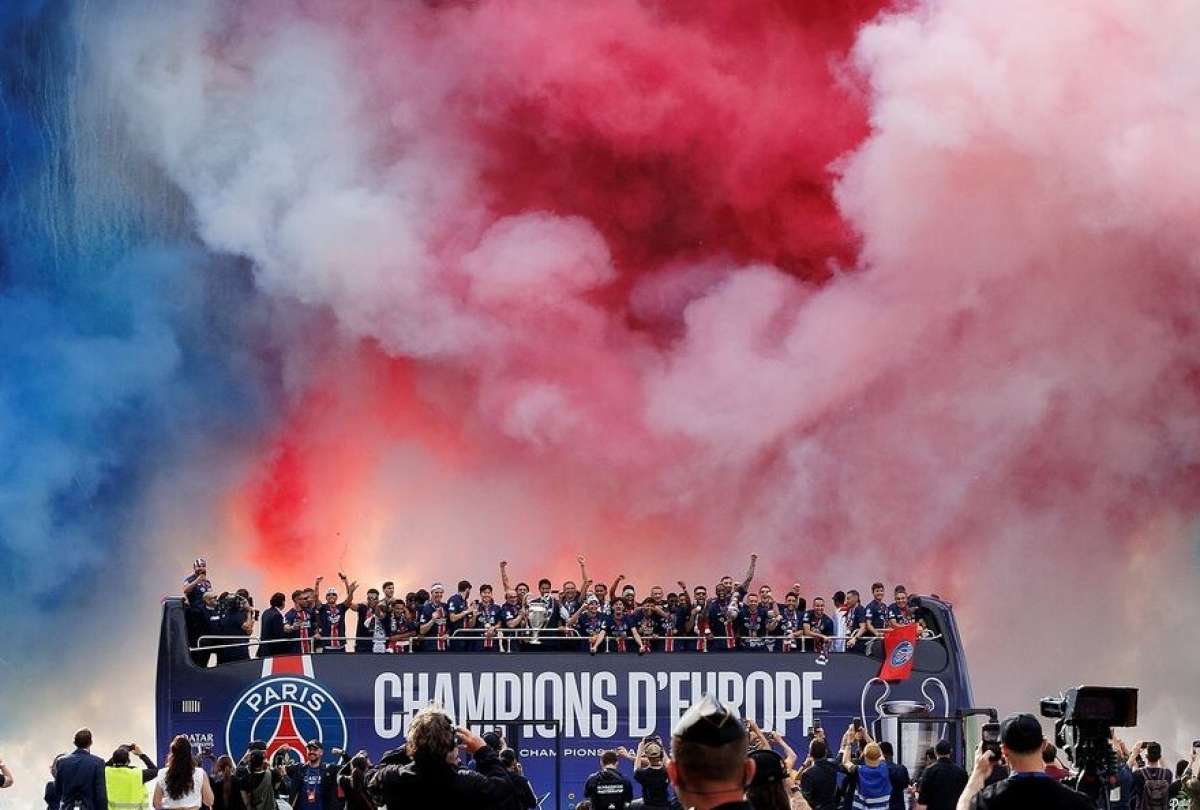 Miles de personas rindieron homenaje al cuerpo técnico y jugadores del PSG, tras conquistar la Champions League