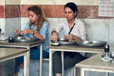 Mujer es llevada a la c&aacute;rcel por comer en un restaurante en Ir&aacute;n sin su velo